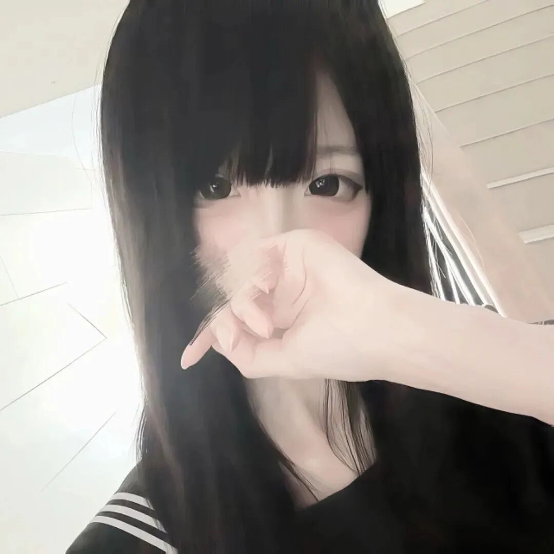 学院风捂嘴少萝女生头像