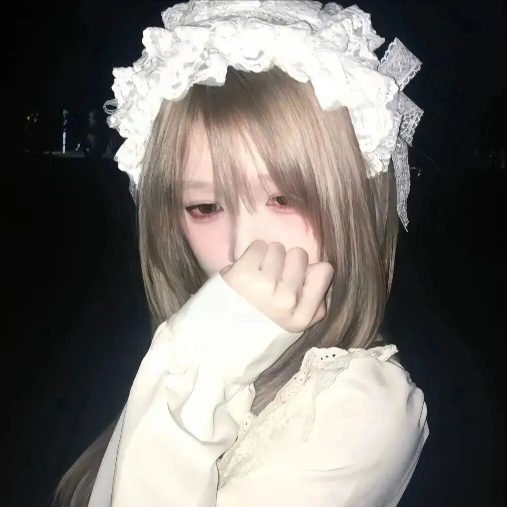 捂嘴纯欲女生头像