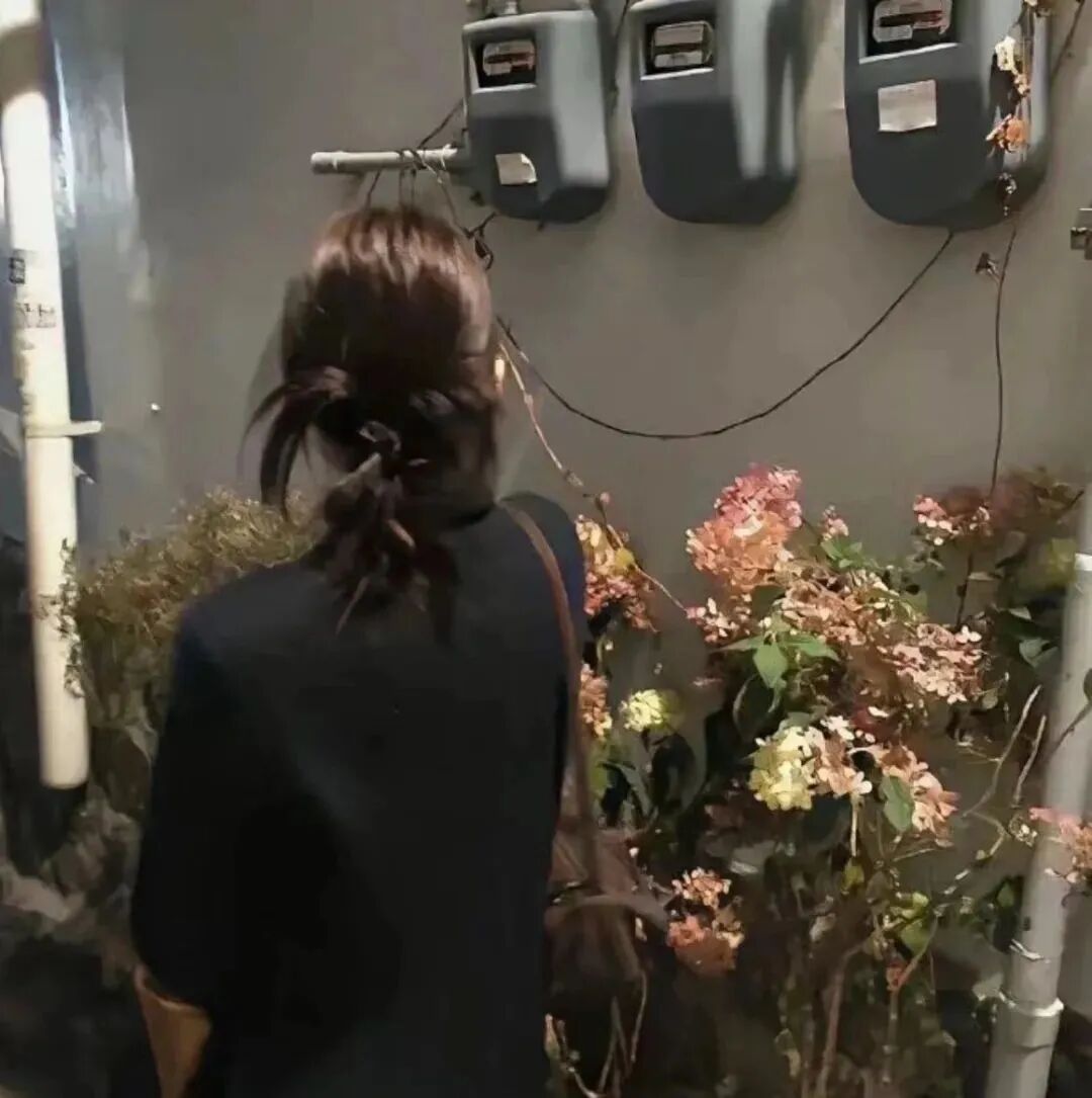 氛围感背影不露脸女生头像