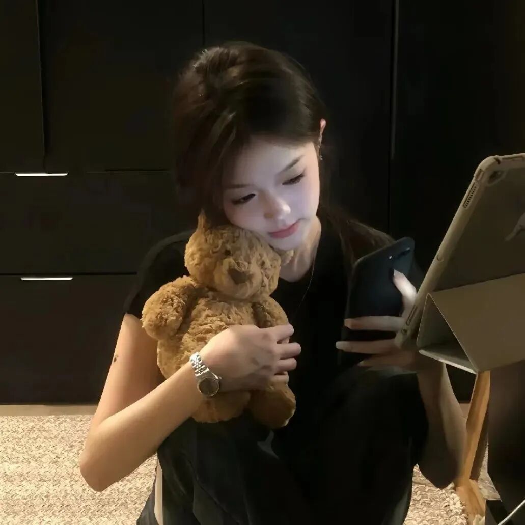 抱着小熊小众女生头像