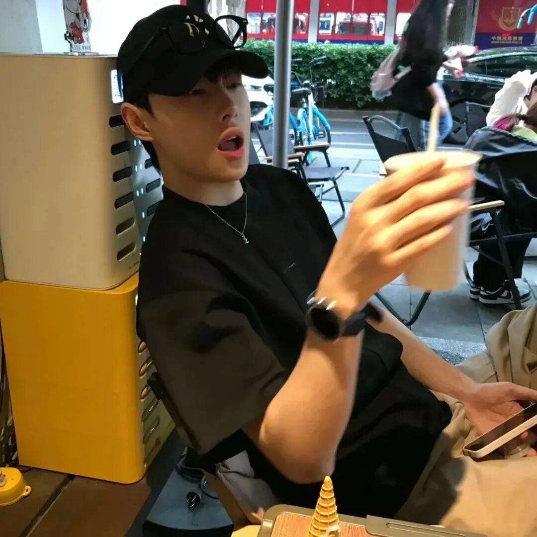 喝咖啡痞帅男生头像