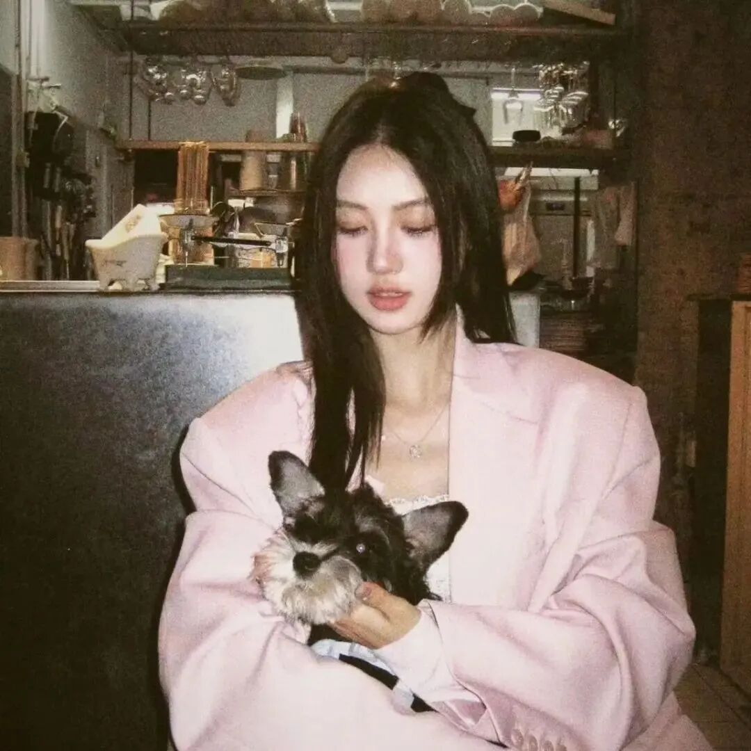 抱着狗狗气质女生头像