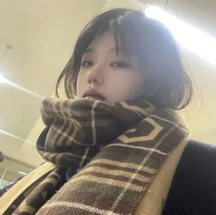 围巾甜妹女生头像