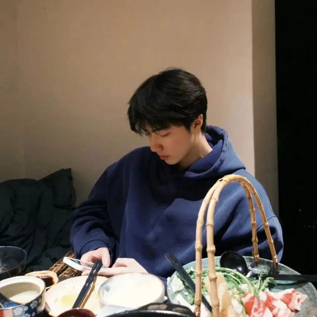 小众侧脸男生头像