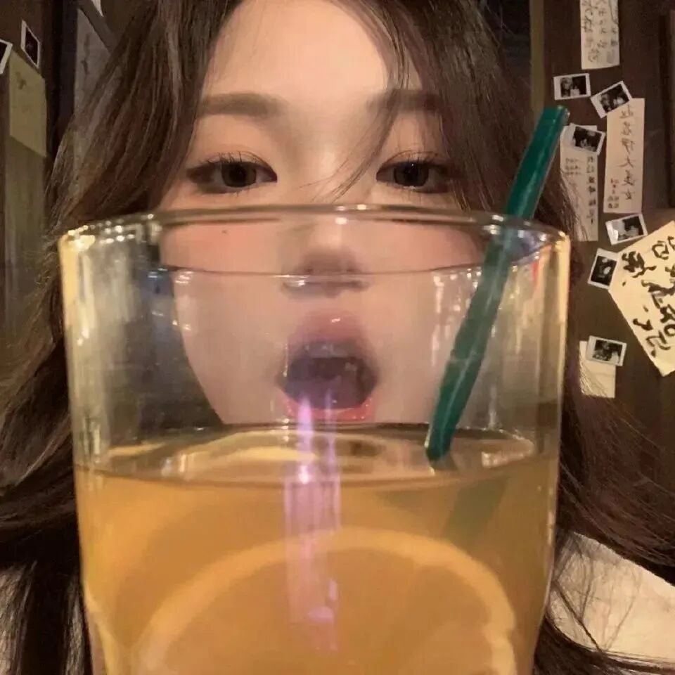 喝饮料甜妹女生头像