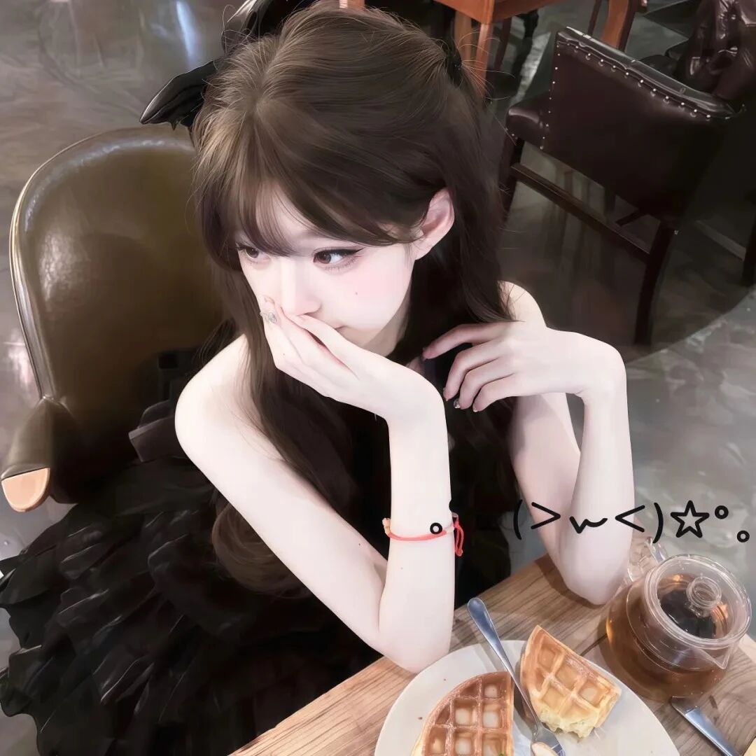 捂嘴温柔吃饭女生头像