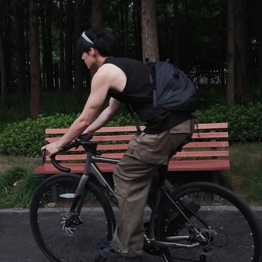 阳光骑行侧脸男生头像