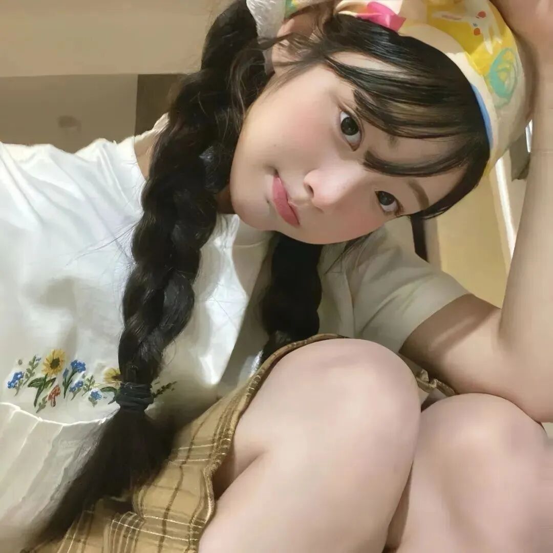 蹲着甜妹女生头像