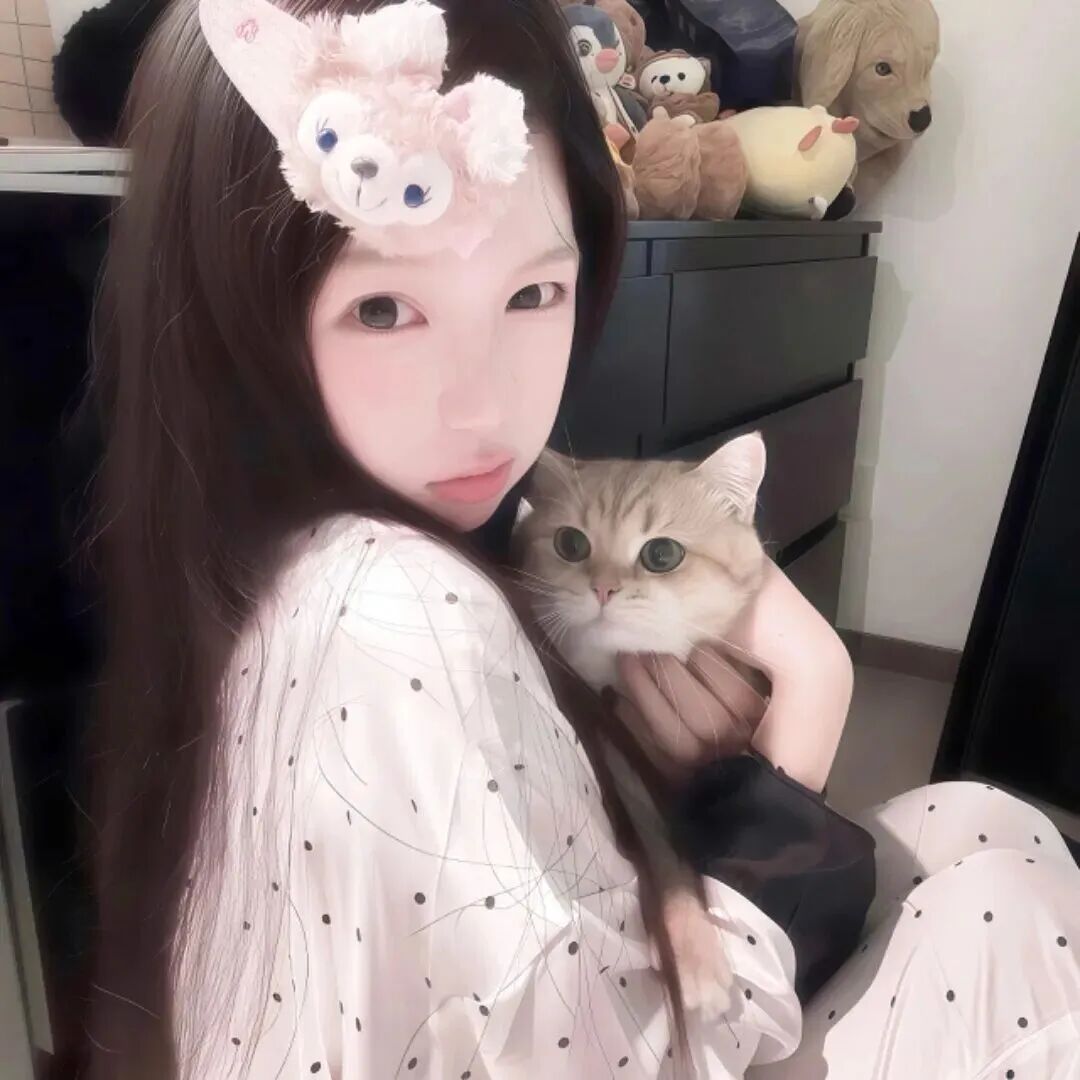 抱着猫咪少萝女生头像