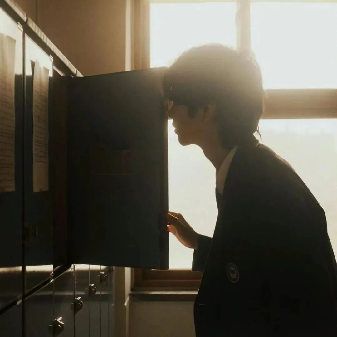氛围感侧脸男生头像
