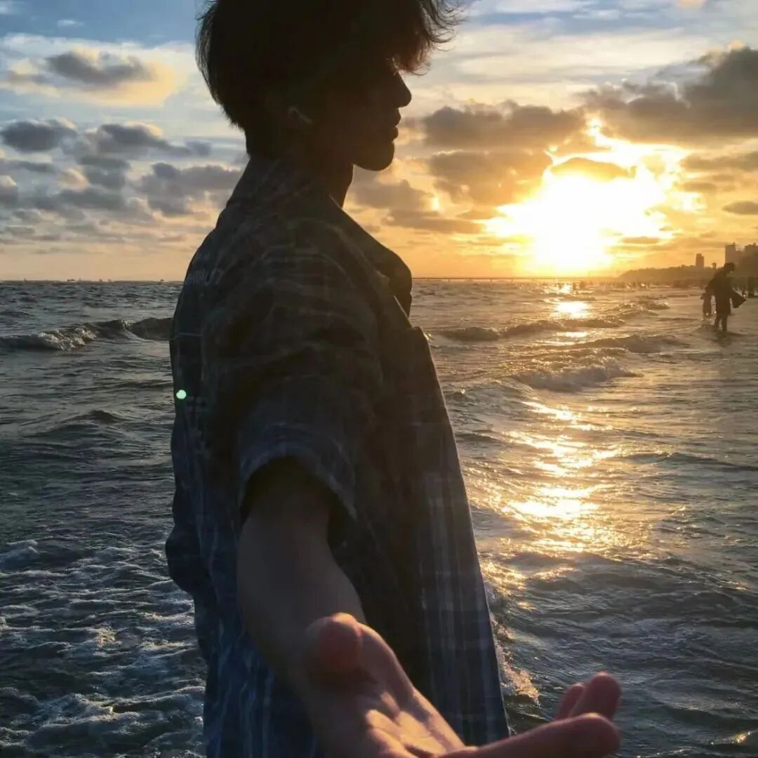 氛围感海边侧脸男生头像