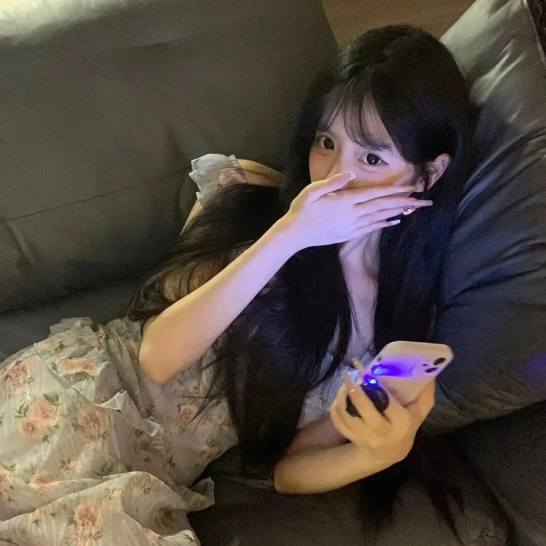 捂嘴温柔女生头像
