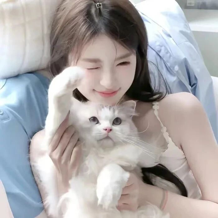 抱着猫咪温柔女生头像
