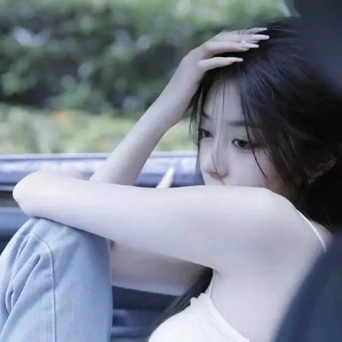 车内温柔侧脸女生头像