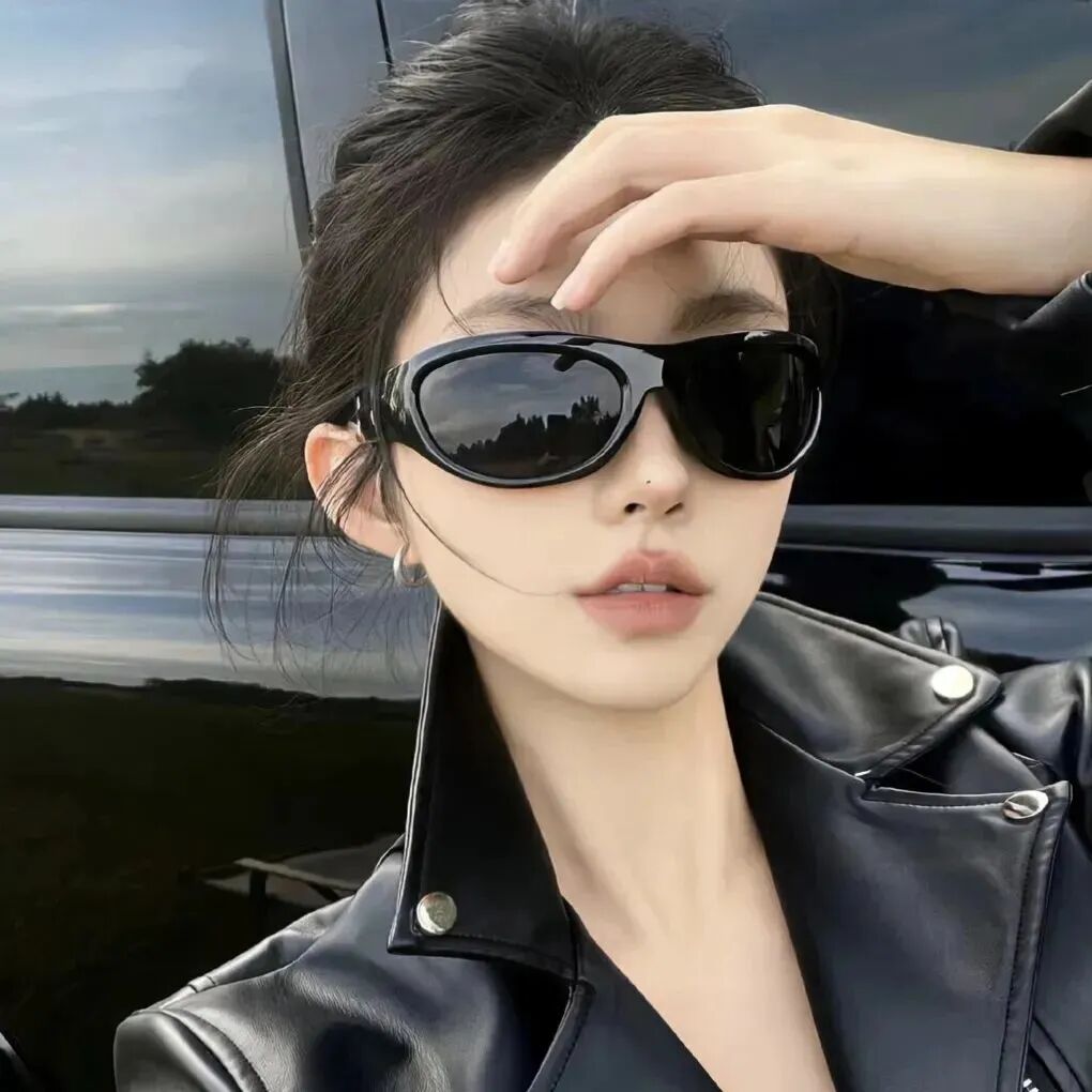 墨镜很飒女生头像
