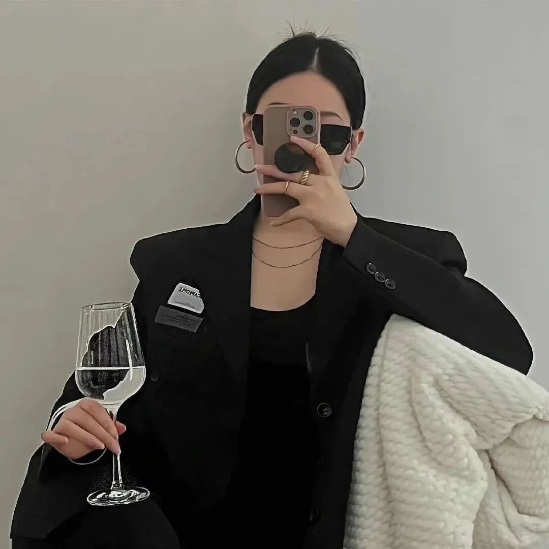 墨镜自拍手机很飒不露脸女生头像