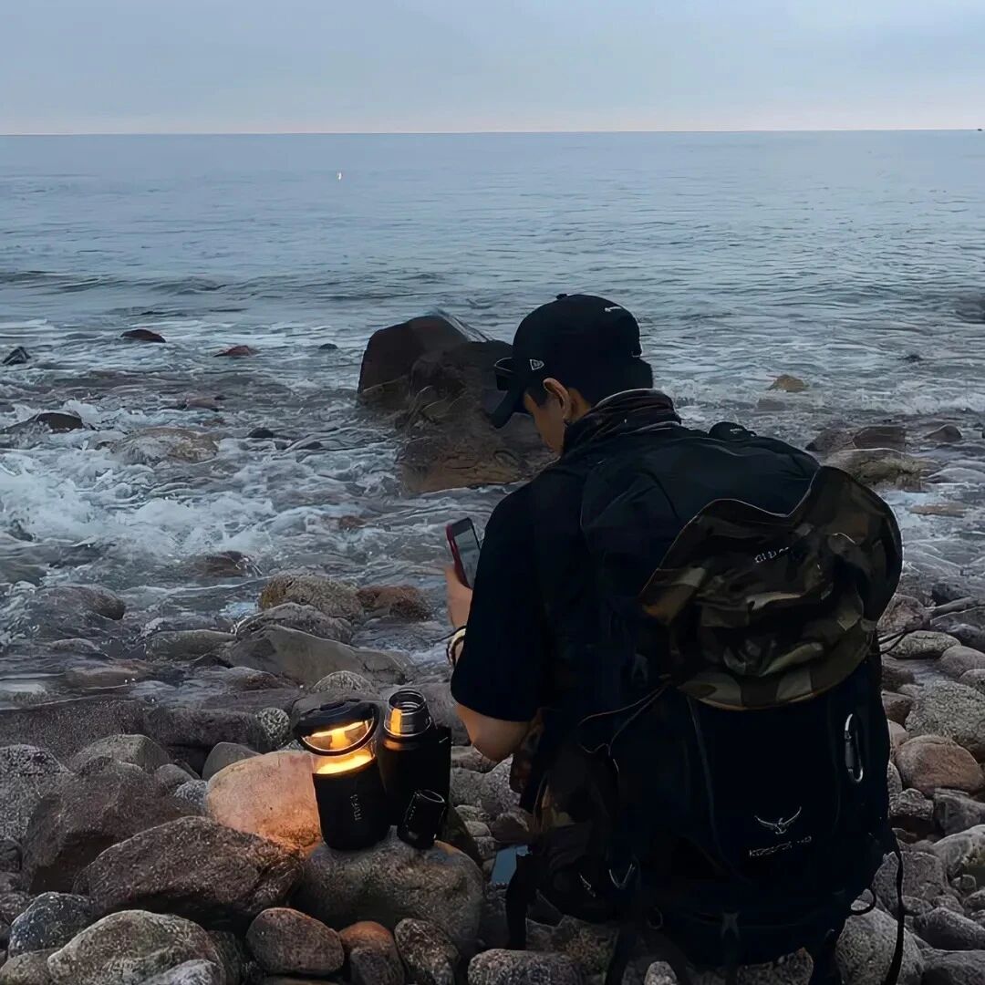海边氛围感背影不露脸男生头像