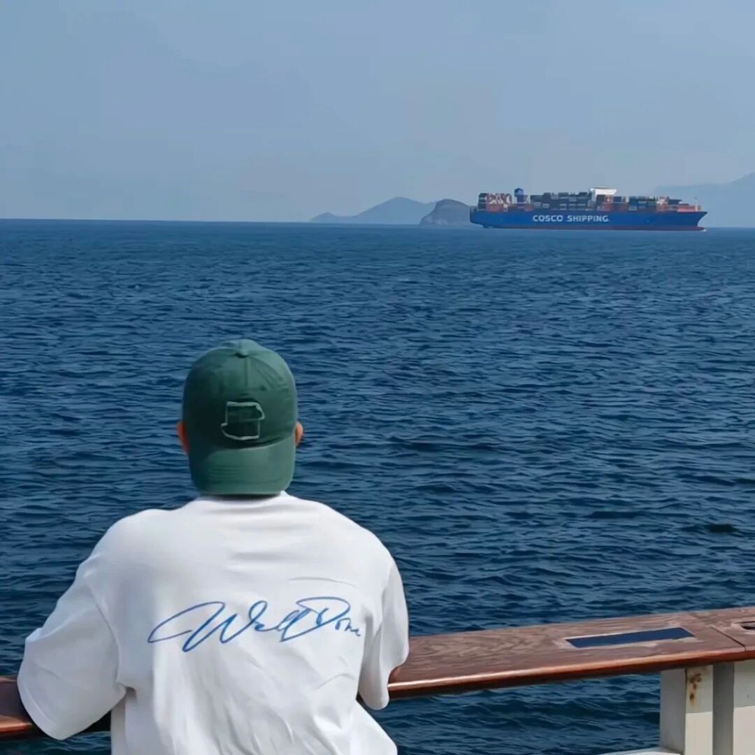 海边氛围感背影不露脸男生头像