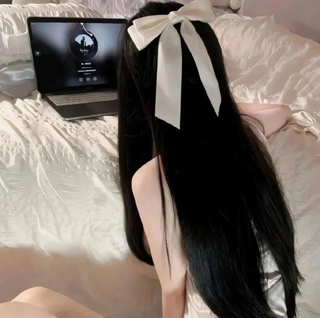 温柔办公背影不露脸女生头像