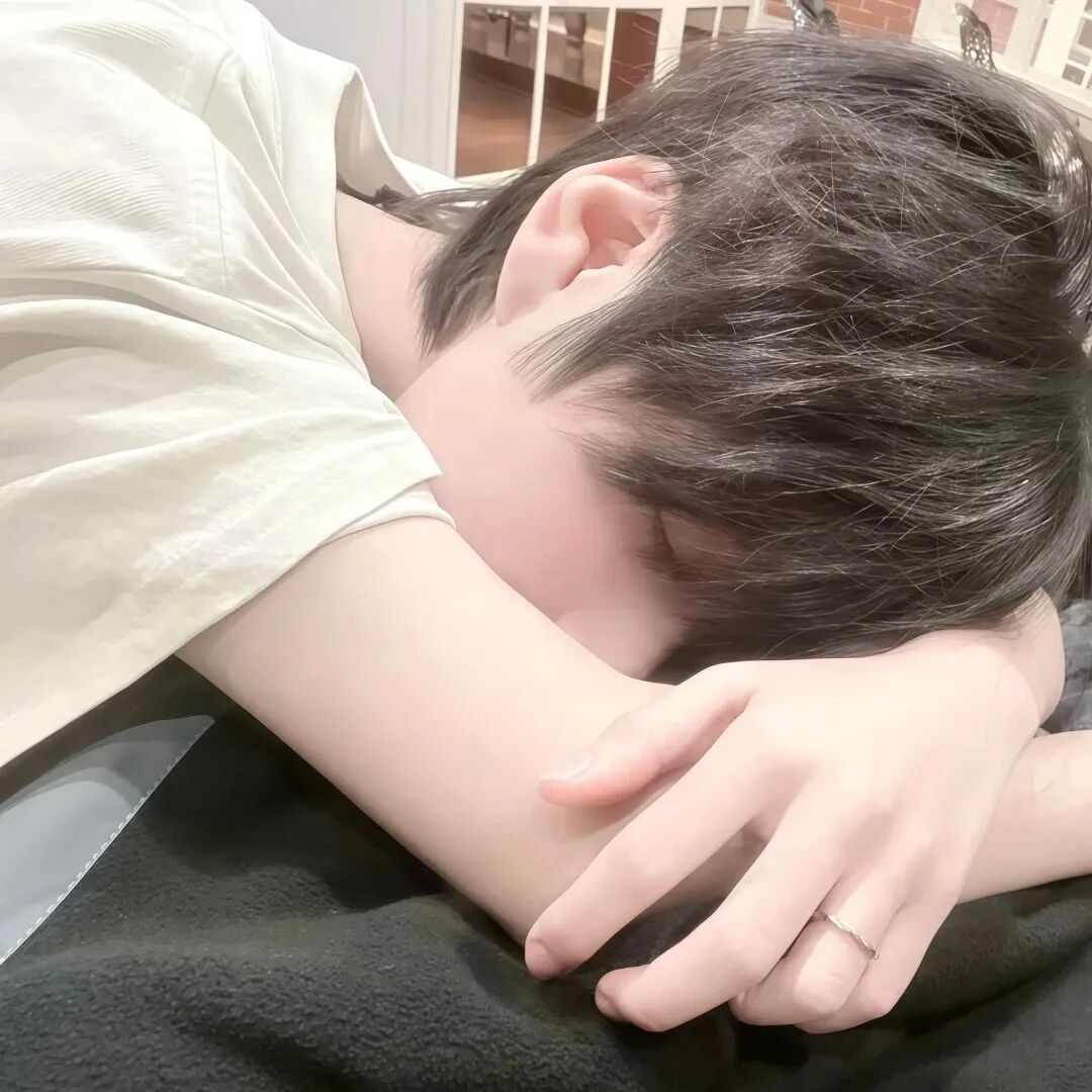 趴着小众男生头像