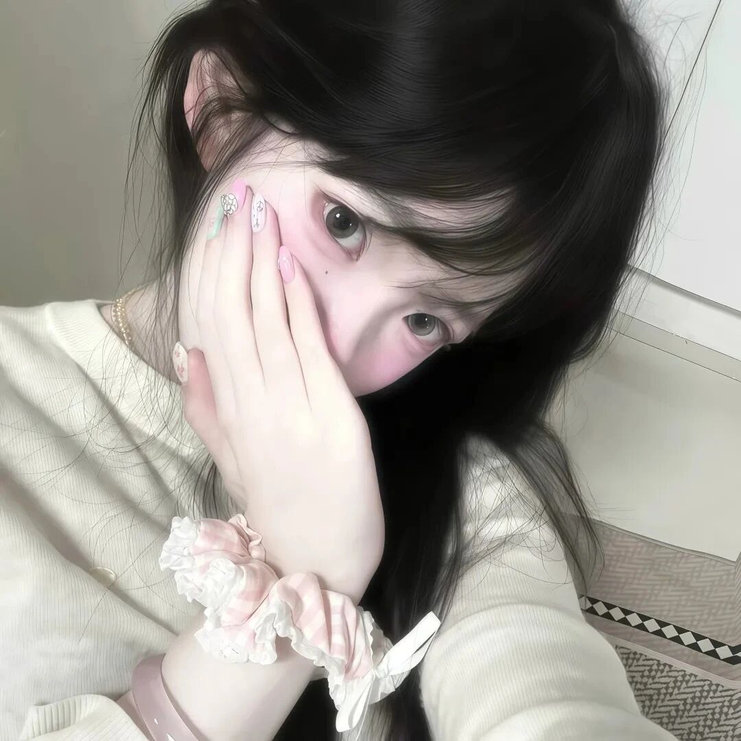 捂嘴少萝女生头像