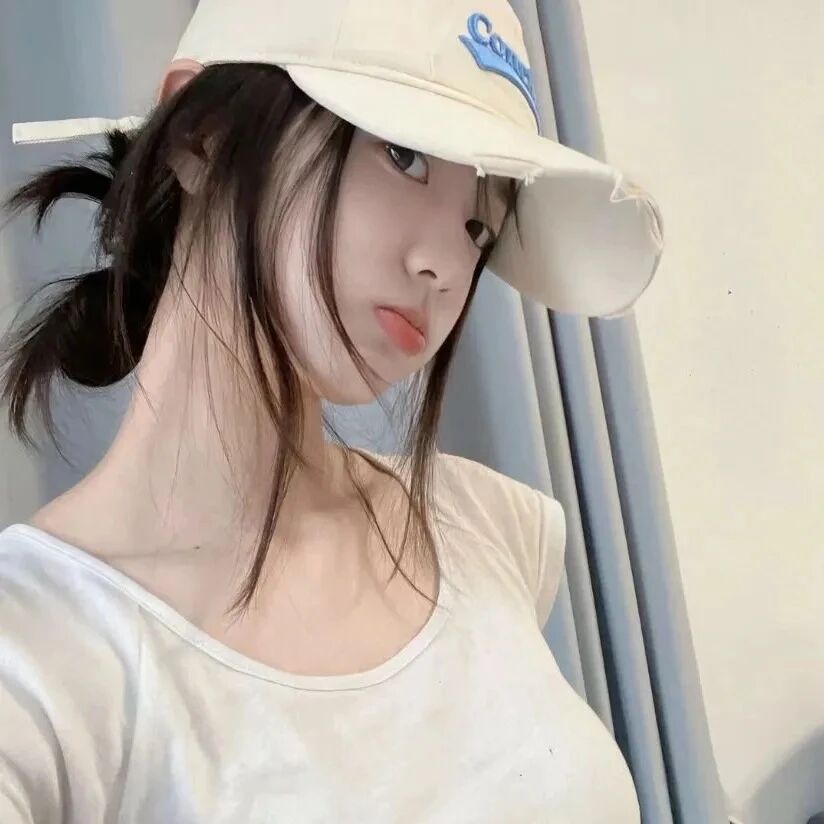 休闲帽温柔侧脸女生头像