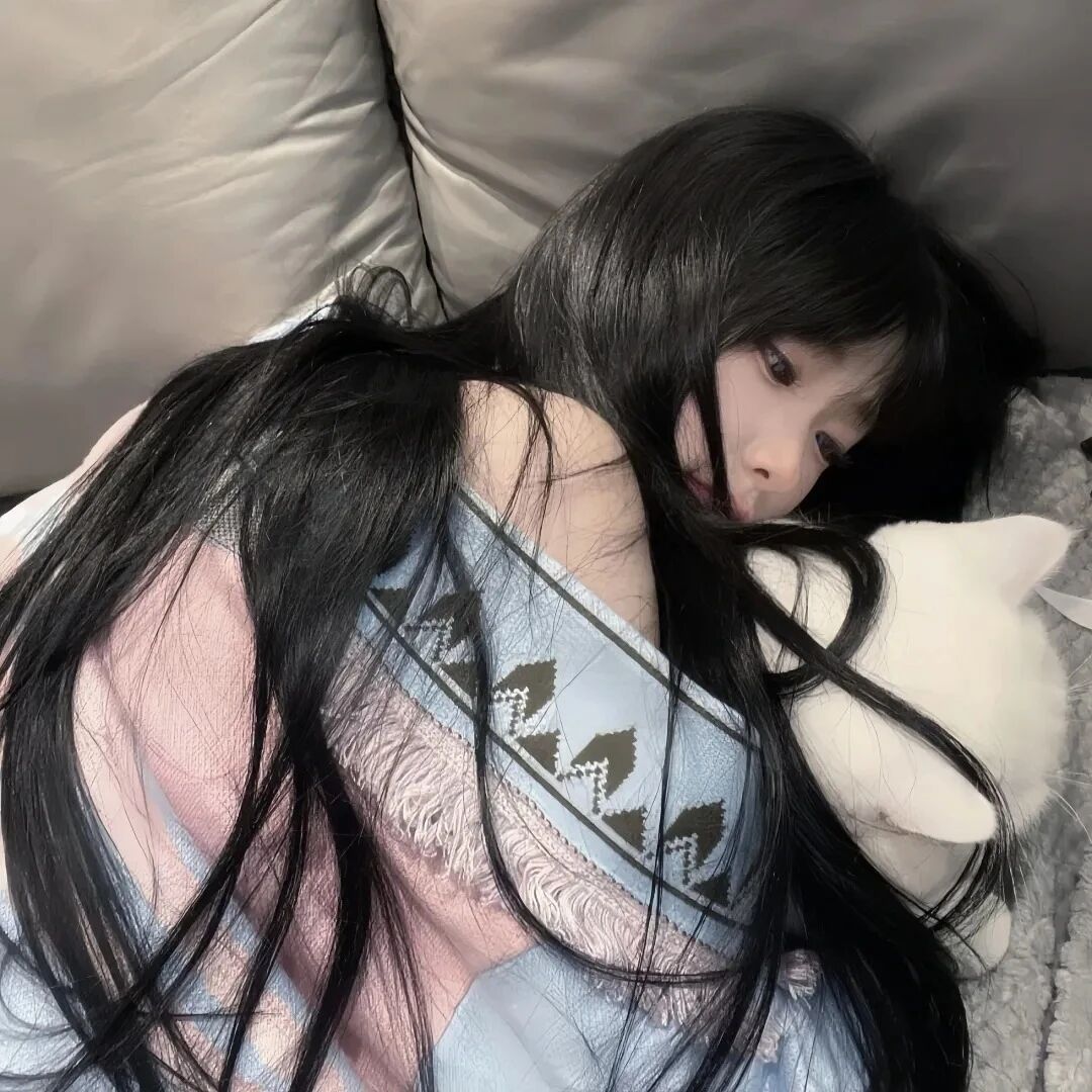 躺着甜妹女生头像