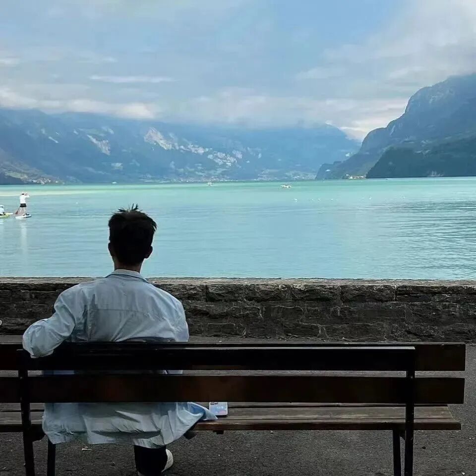 自由感背影不露脸男生头像