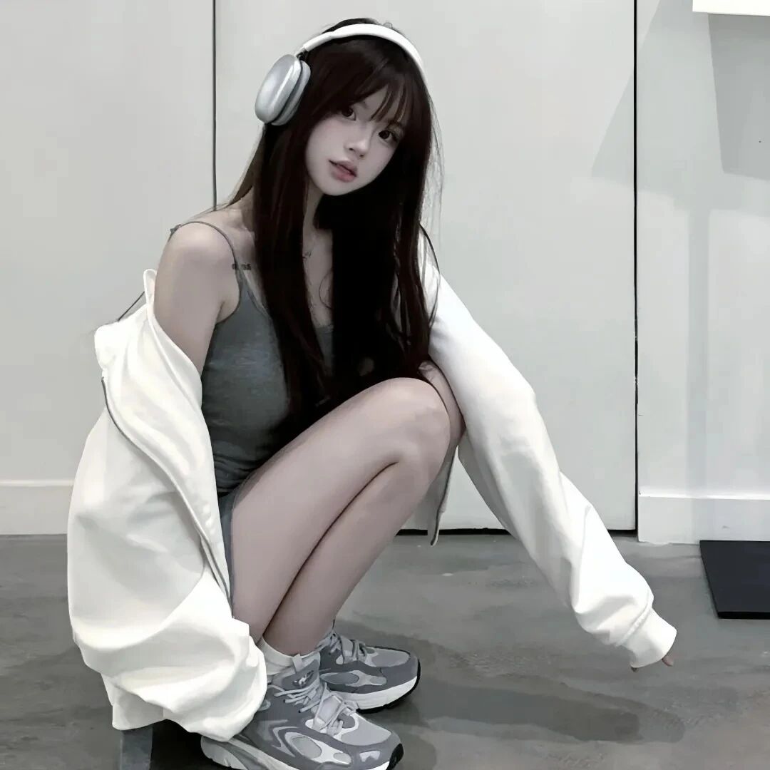戴耳机纯欲女生头像