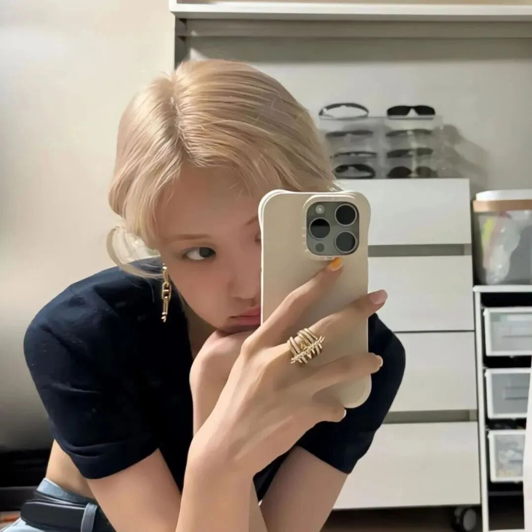自拍手机rose爱豆女生头像