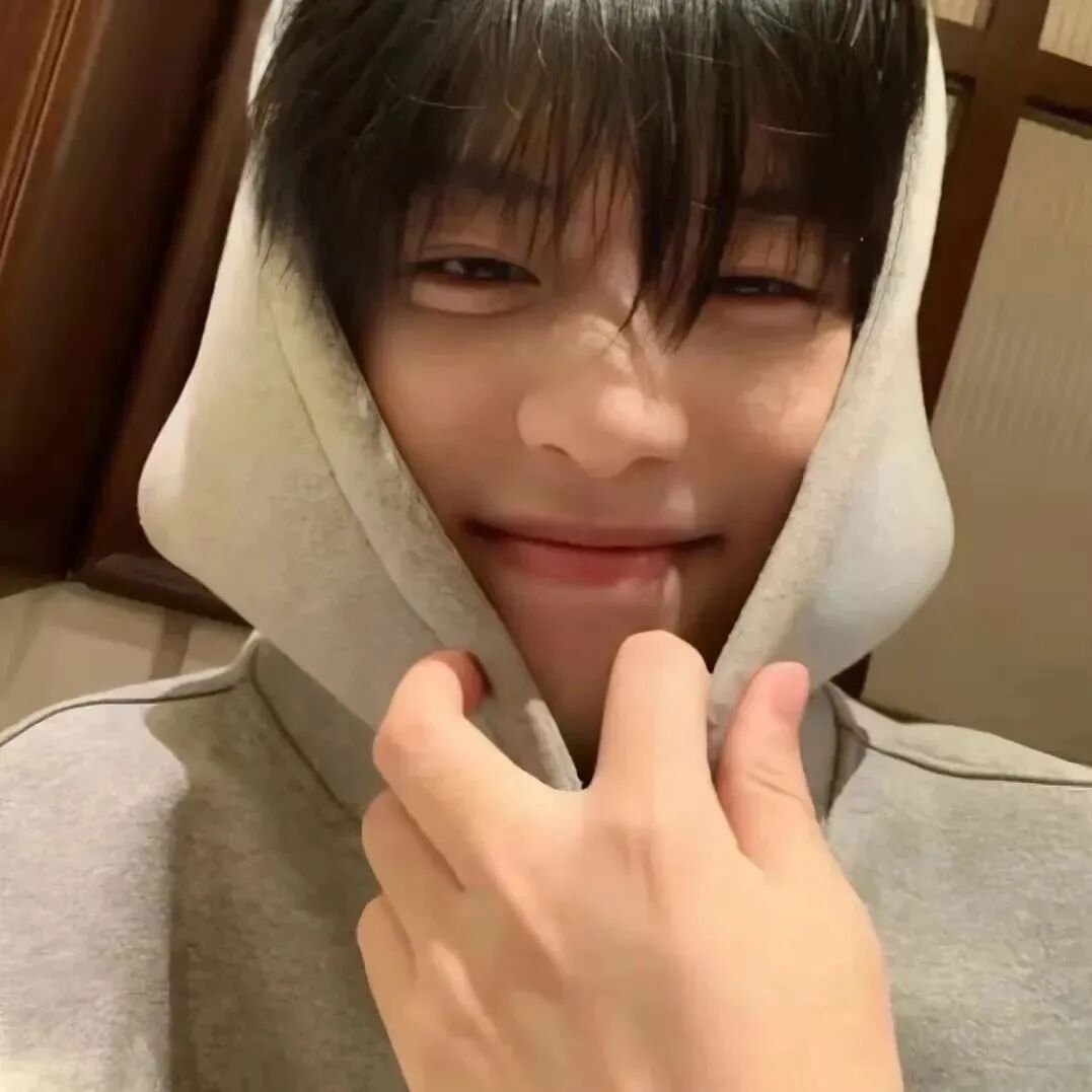 爱笑小众男生头像
