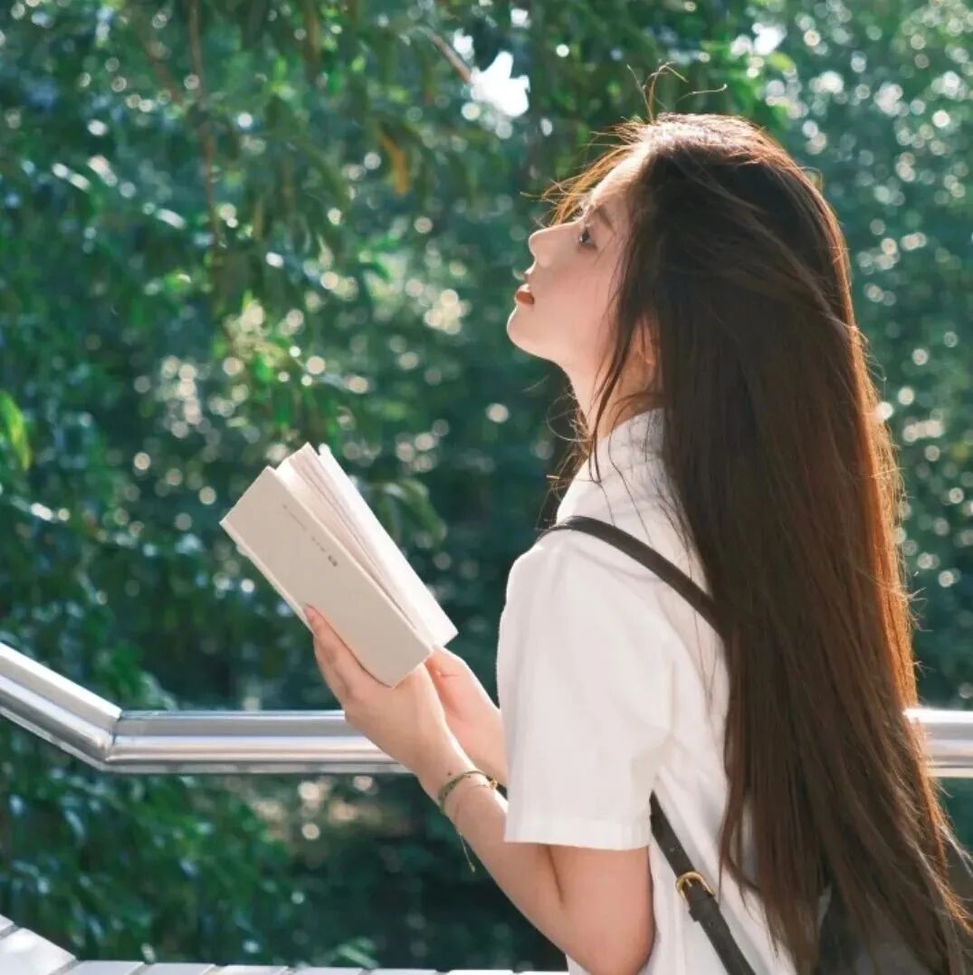 看书温柔侧脸女生头像