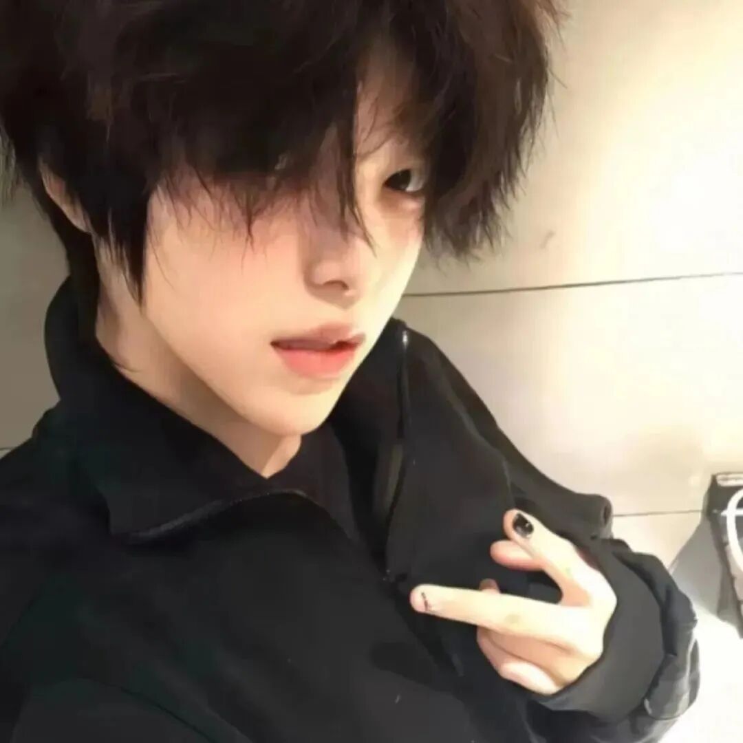 剪刀手个性男生头像