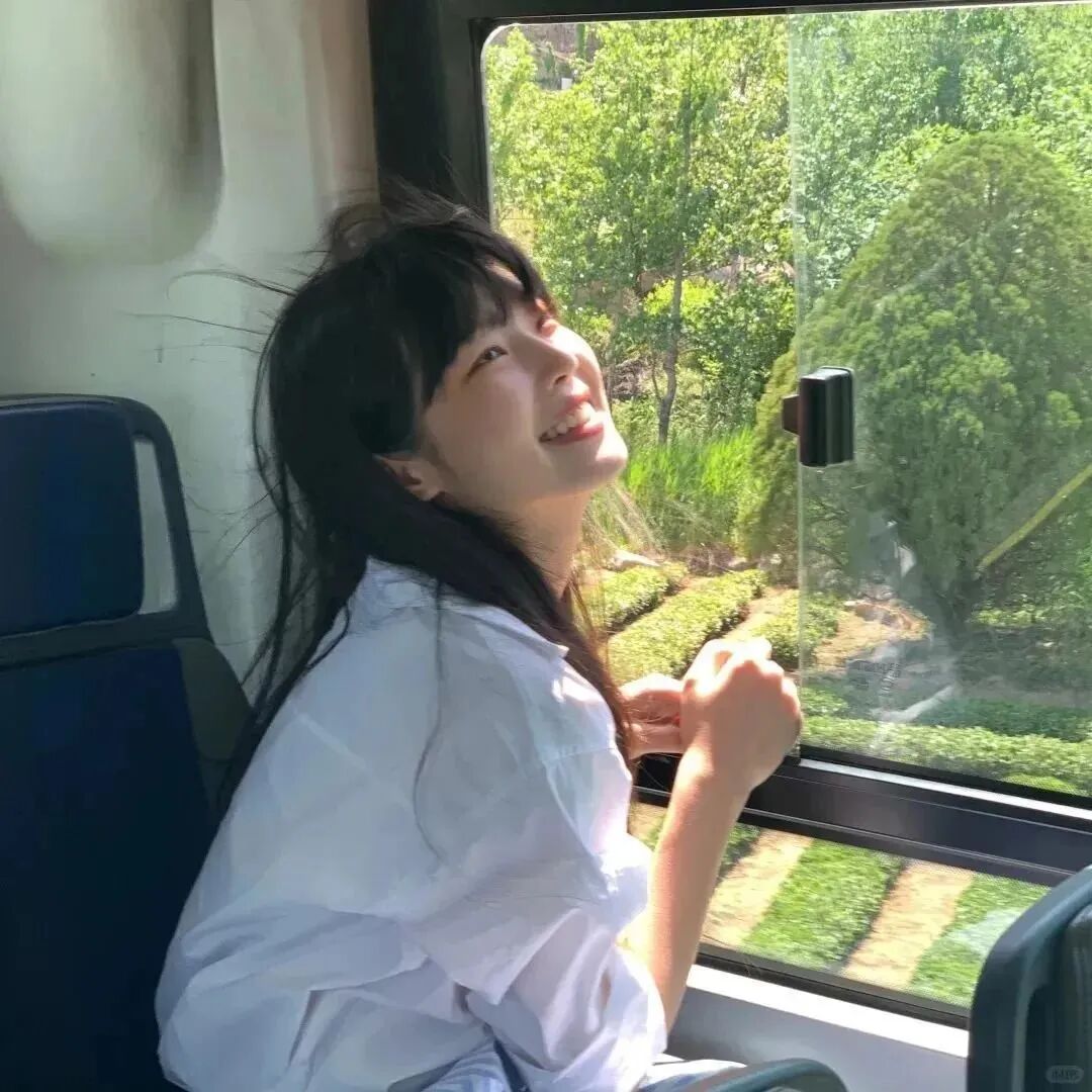 车内爱笑温柔女生头像