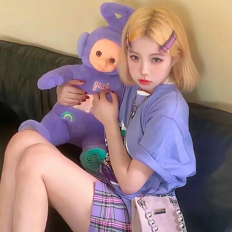 抱着玩偶甜妹女生头像