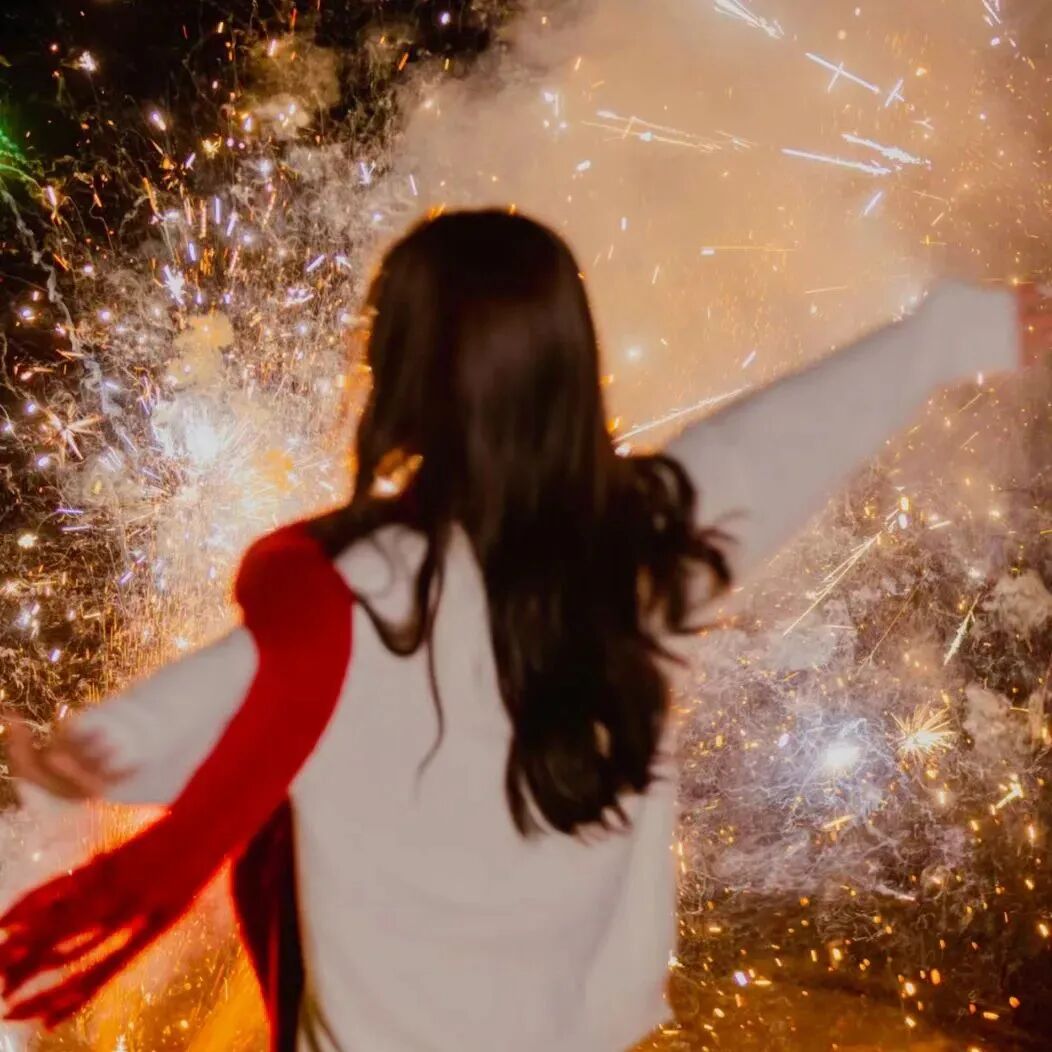 新年氛围感烟花不露脸女生头像