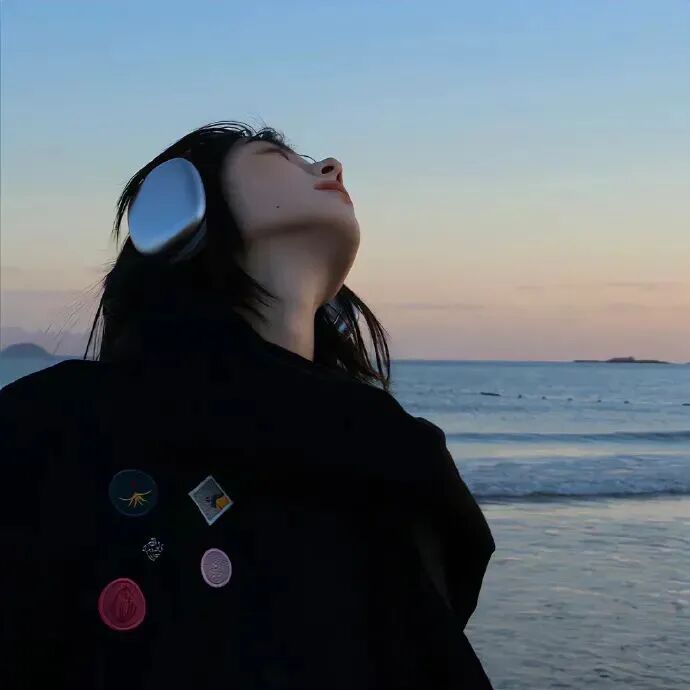 氛围感戴耳机海边女生头像