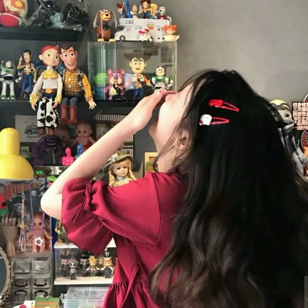 新年不露脸甜妹女生头像