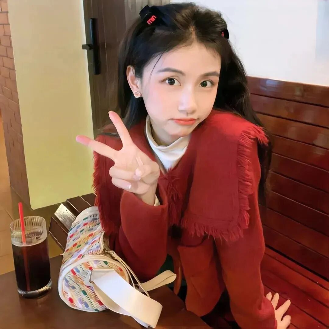 剪刀手新年女生头像