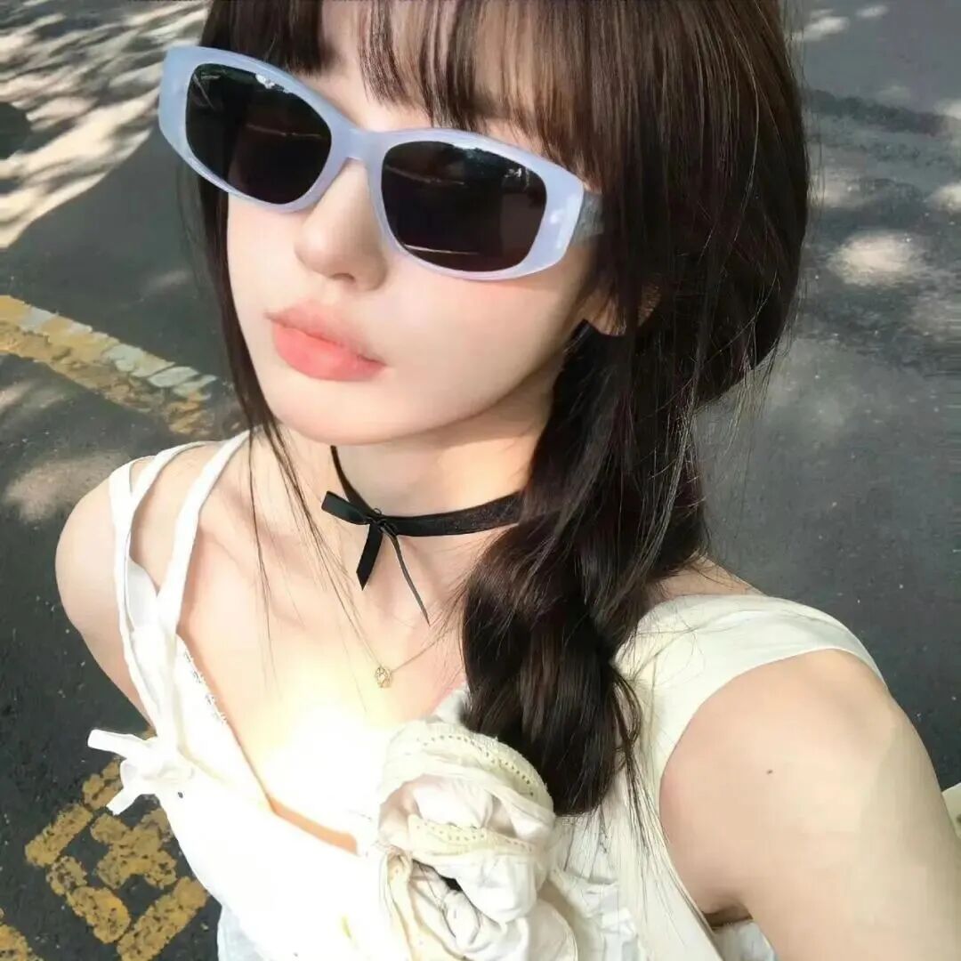 墨镜很飒女生头像