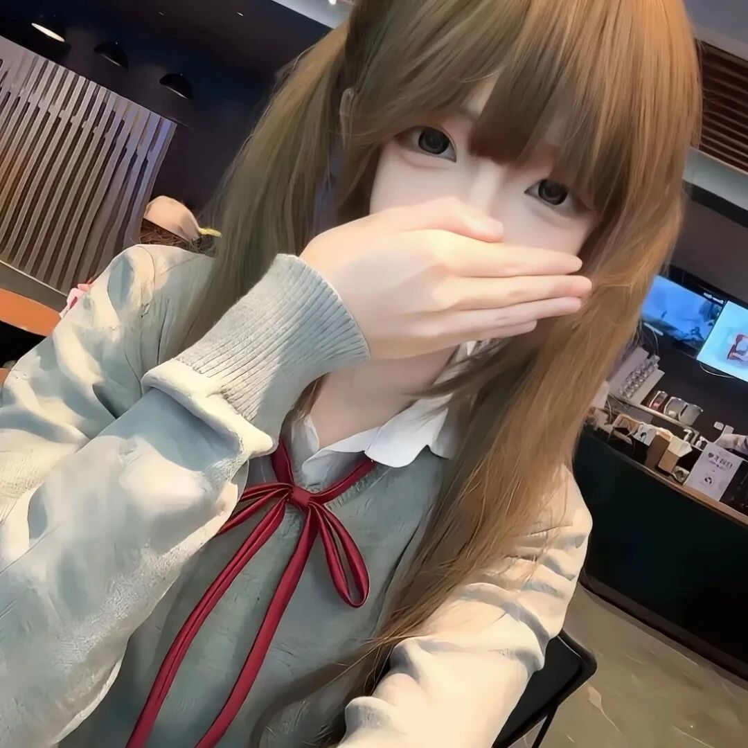 捂嘴少萝女生头像