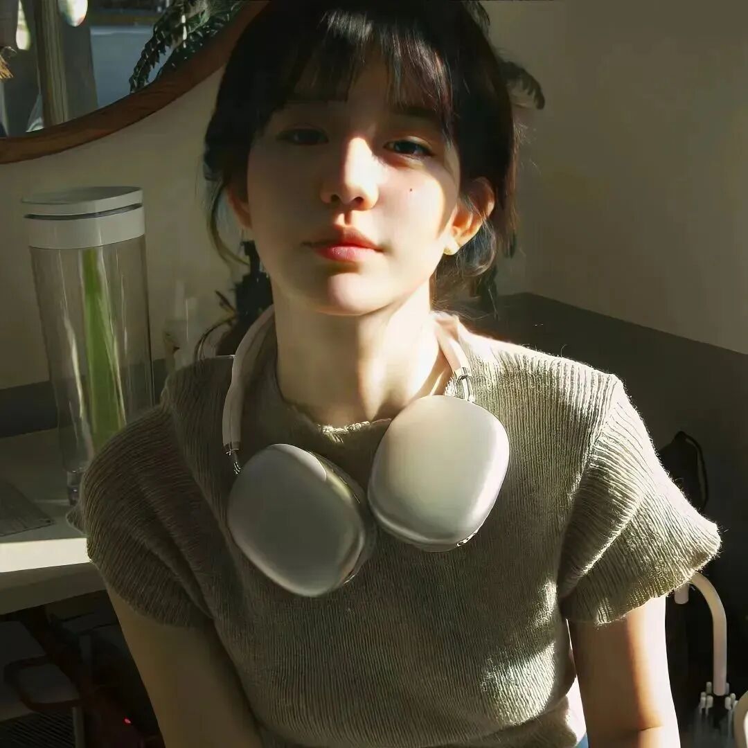 戴耳机温柔女生头像