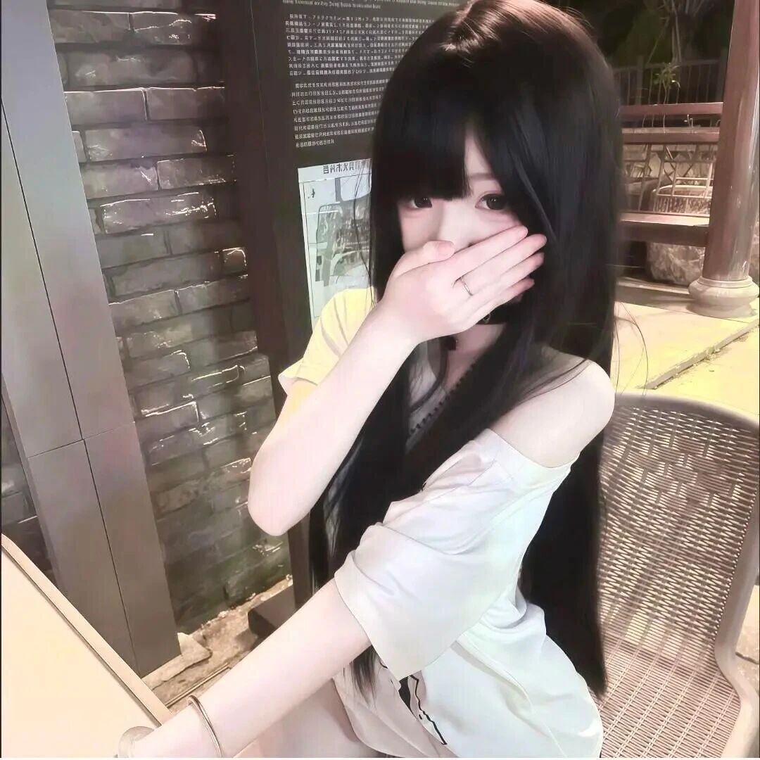 捂嘴少萝女生头像
