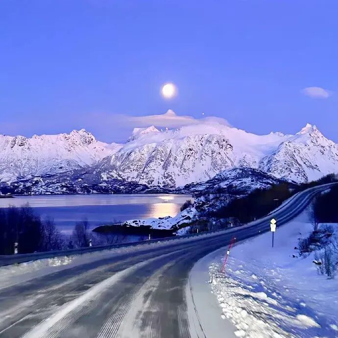 雪山朋友圈背景图