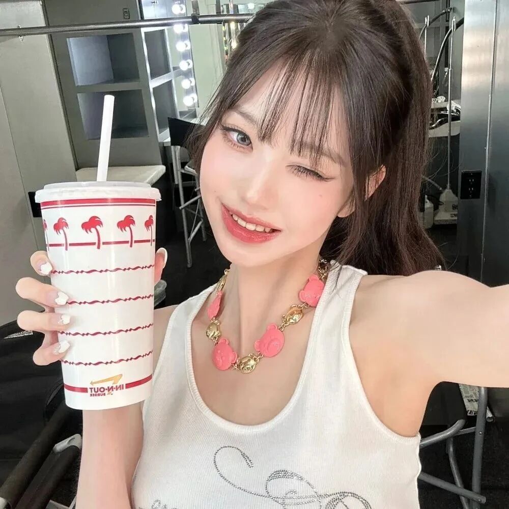 张元英爱豆喝奶茶女生头像