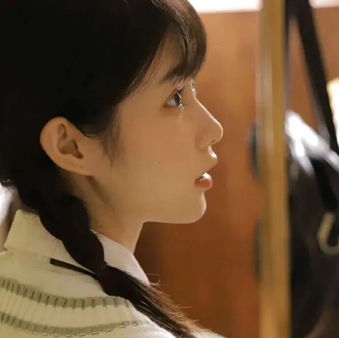温柔侧脸女生头像