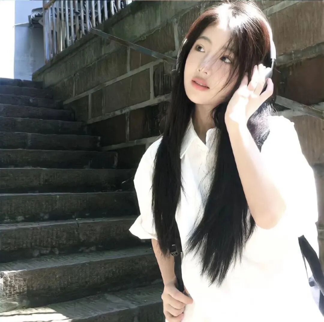 戴耳机温柔女生头像