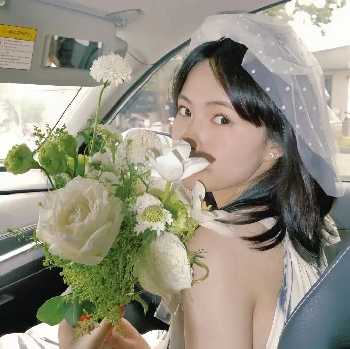 温柔婚纱鲜花女生头像