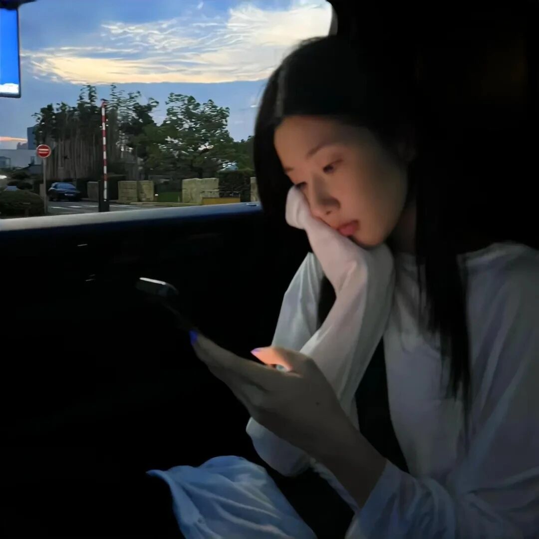 车内温柔侧脸女生头像