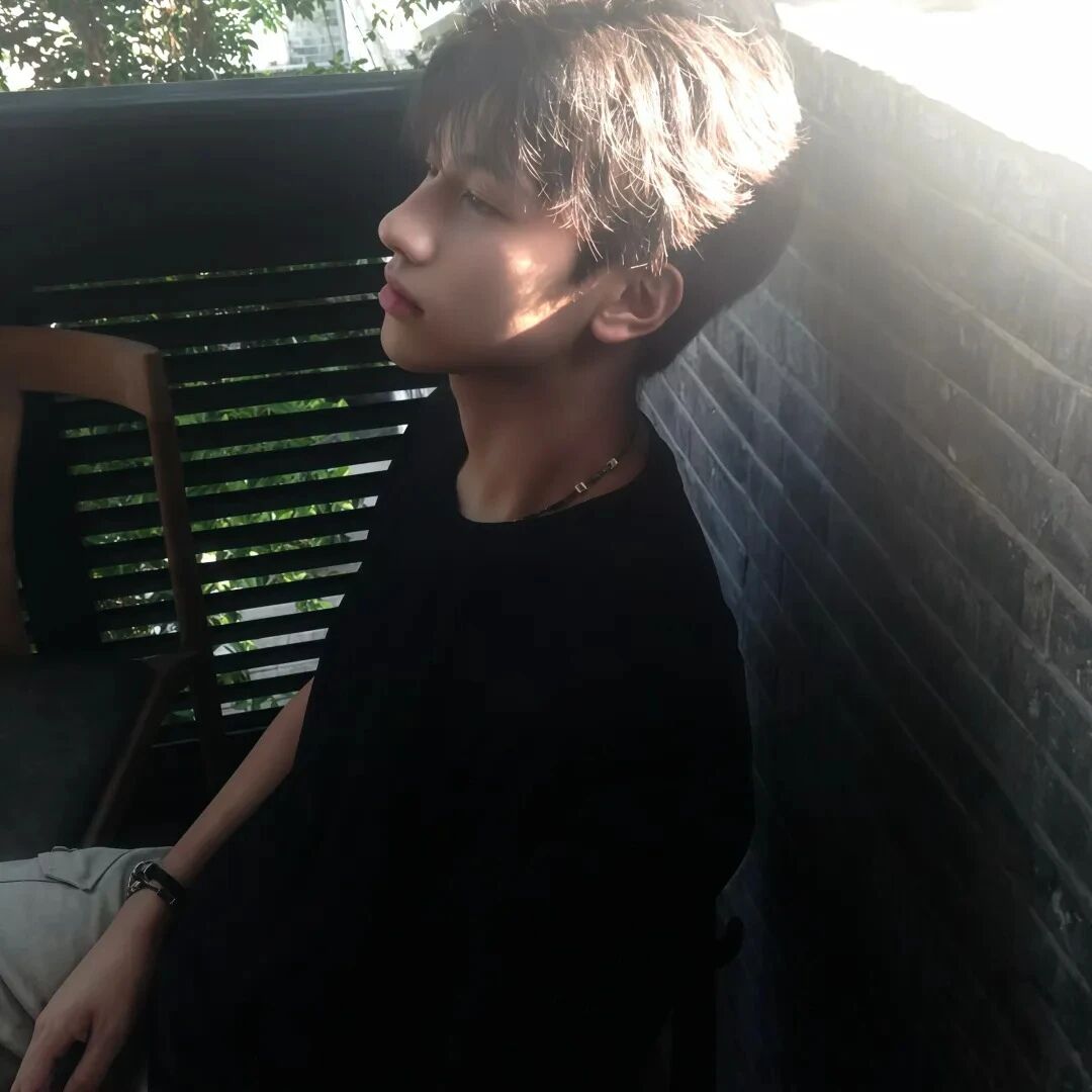 光感侧脸男生头像